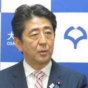 Prime Minister Abe talks with Students