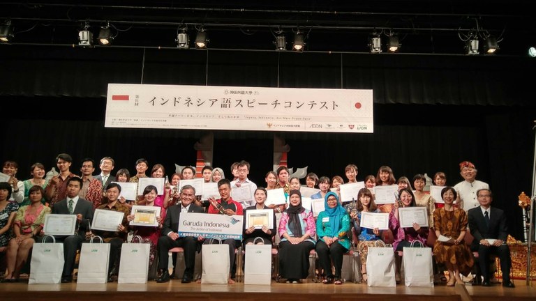 Three Osaka University students receive awards at the 11th Indonesian Speech Contest