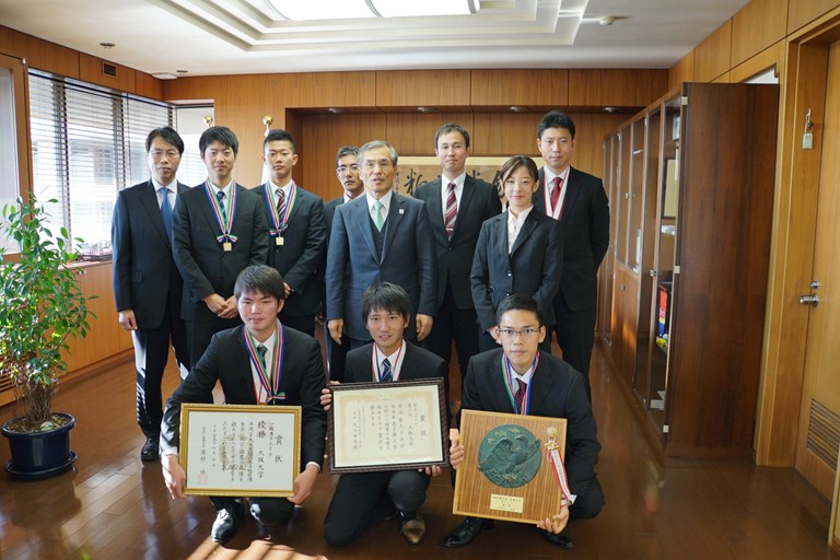 Osaka University Rowing Club speaks with President Nishio on their Championship Results