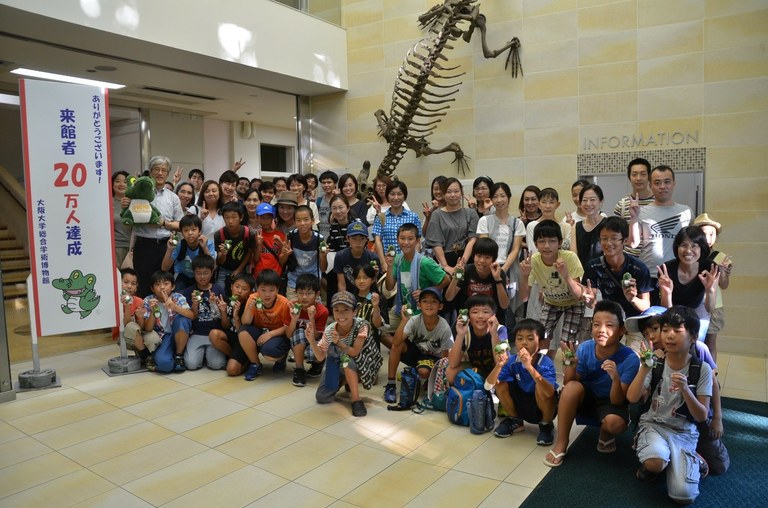 The Museum of Osaka University welcomes its 200,000th visitor!