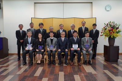 The title of Osaka University Distinguished Professor granted to five professors 