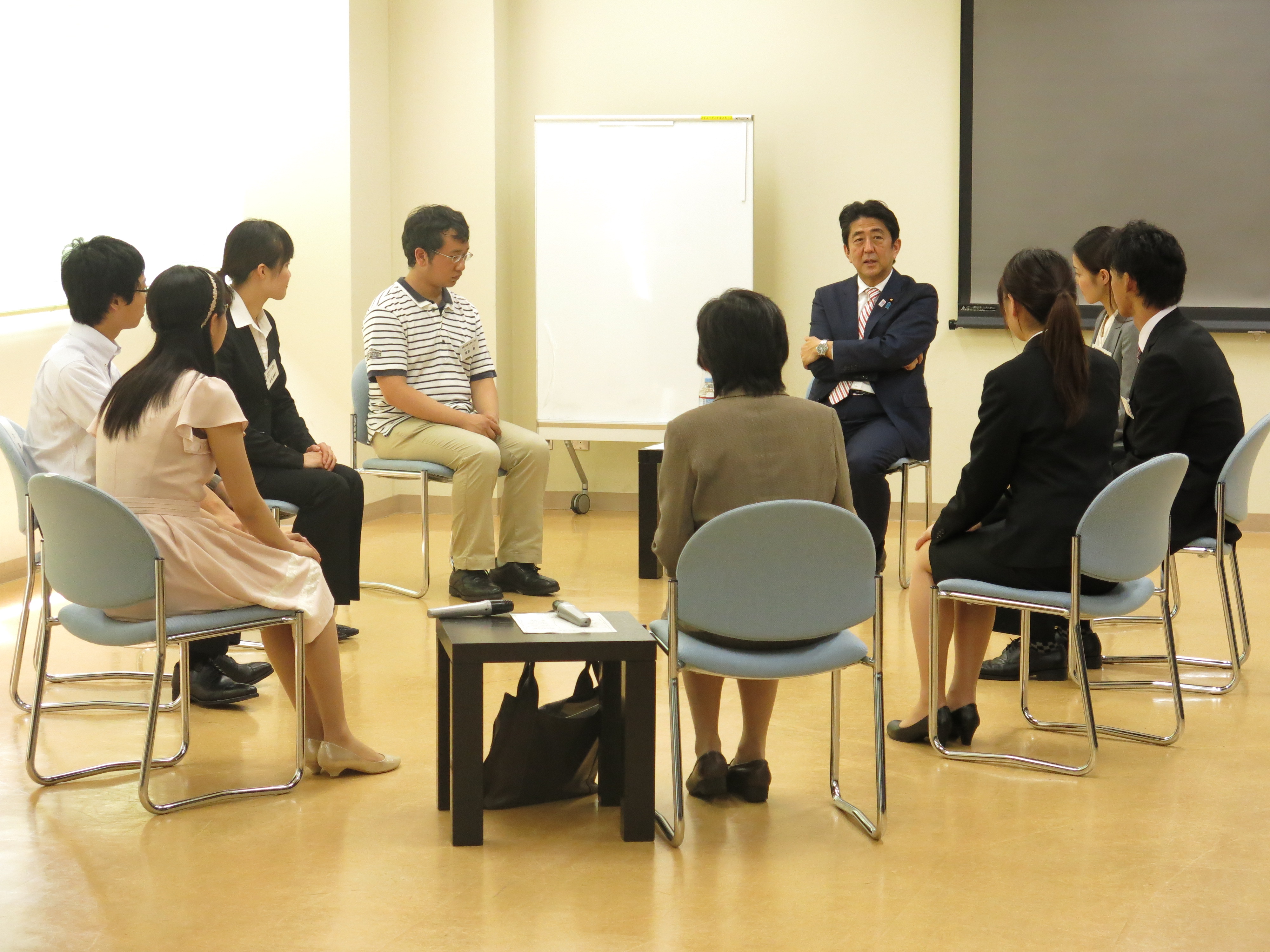 安倍総理が大阪大学を訪問、学生と懇談（6月28日）
