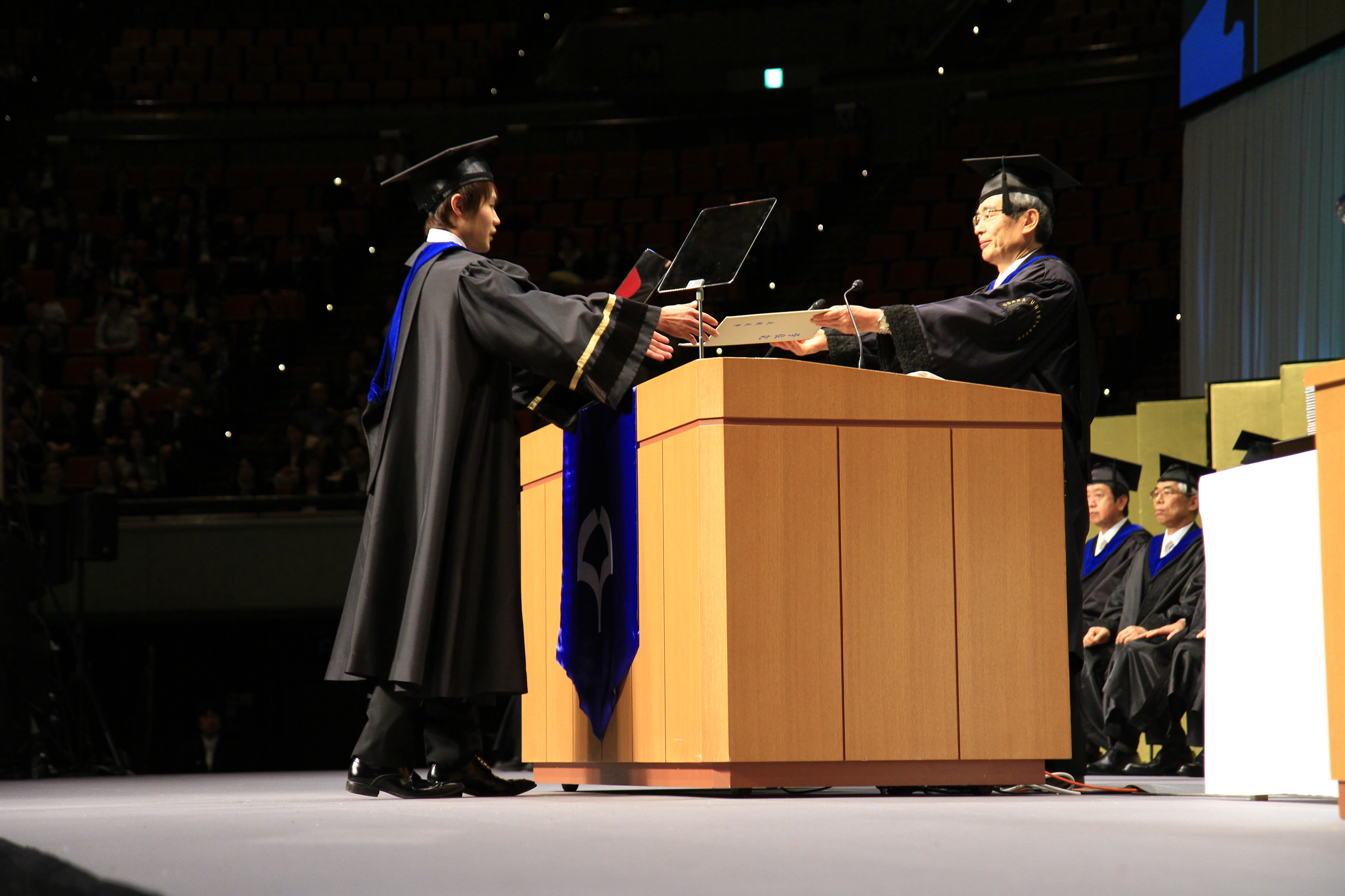 平成25年度卒業式、学位記授与式を大阪城ホールで挙行