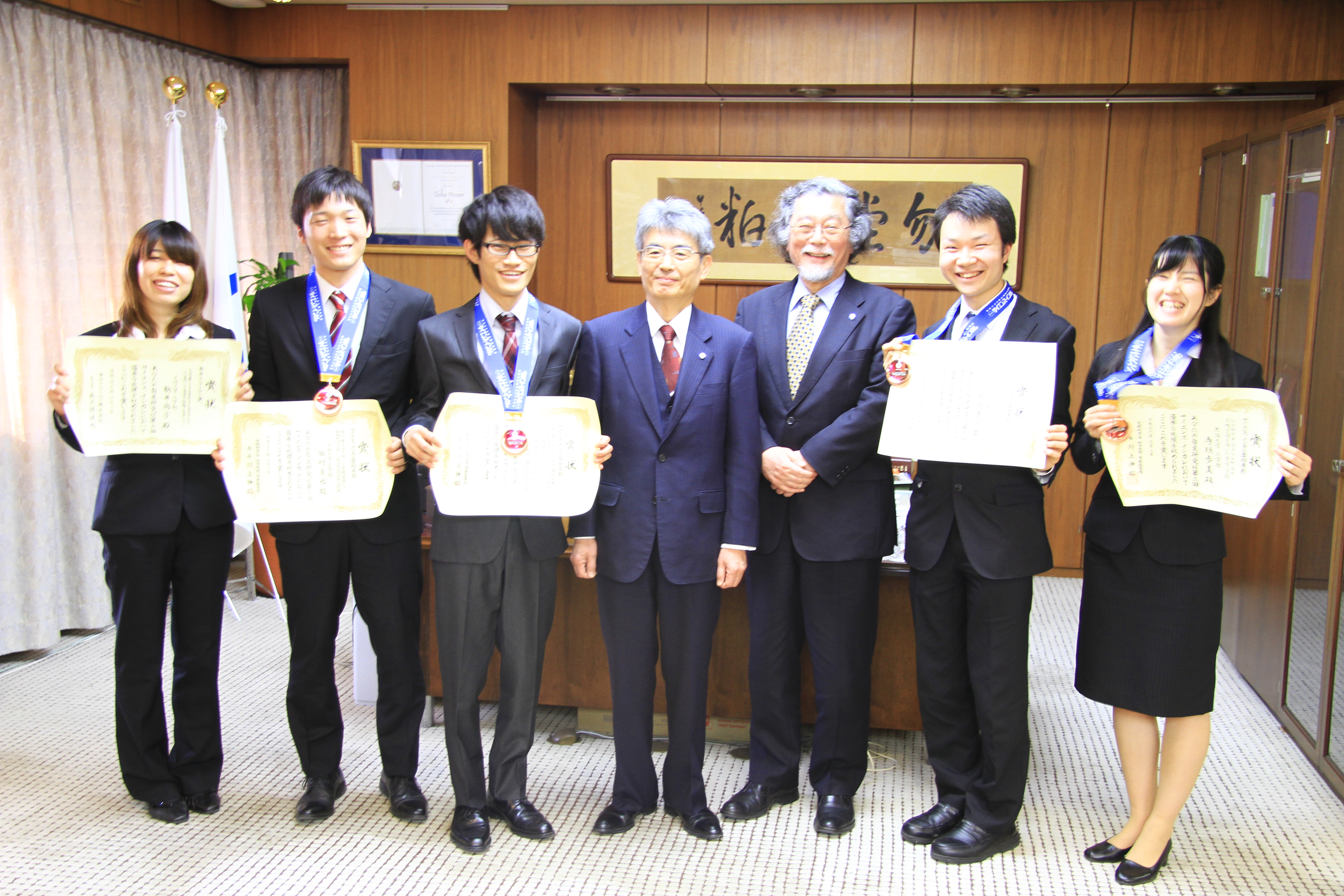 第3回サイエンス・インカレ受賞者5名が平野俊夫総長に受賞を報告