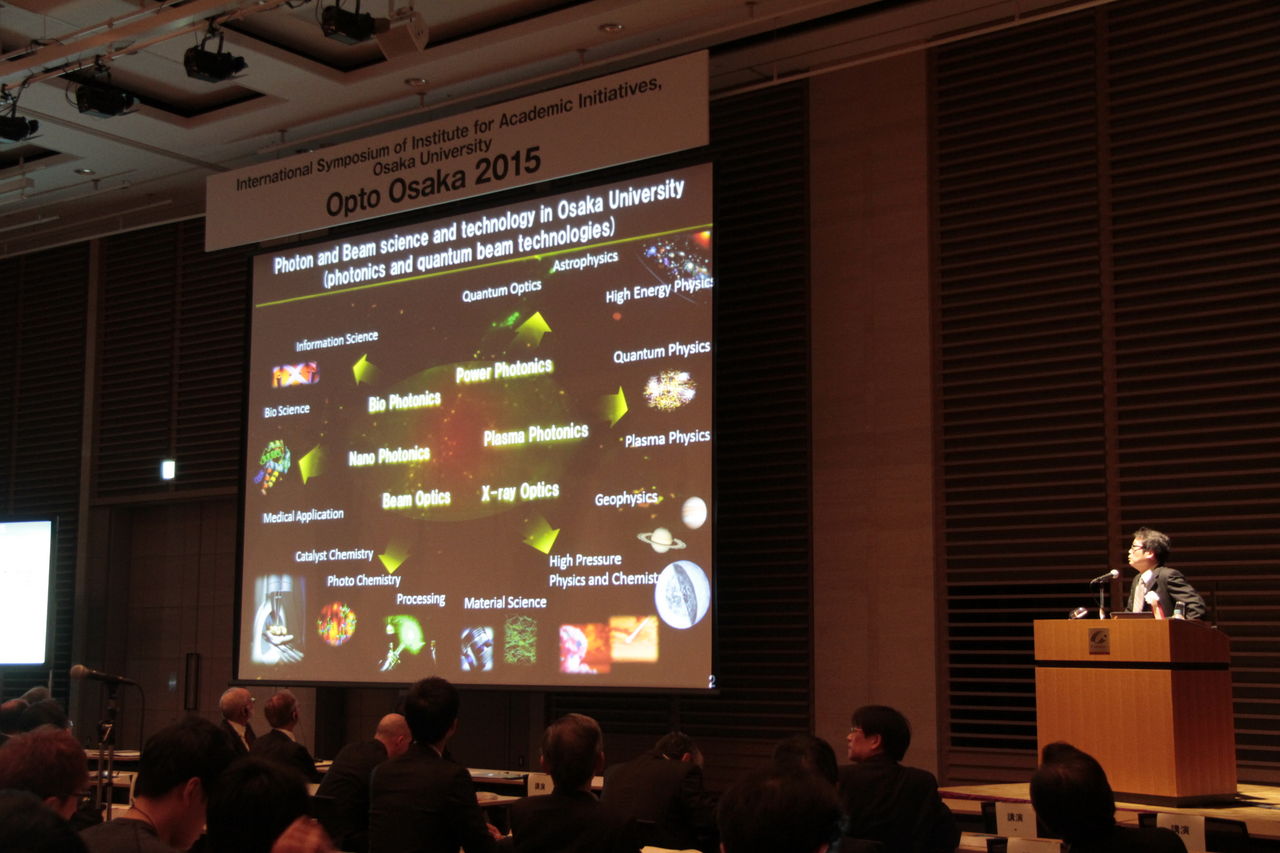 大阪大学未来戦略機構国際シンポジウム「Opto Osaka 2015」を開催