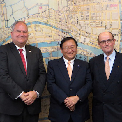 A party headed by Ambassador of the Kingdom of the Netherlands to Japan tours Tekijuku