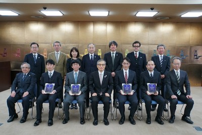 The title of Osaka University Distinguished Professor granted to four professors 