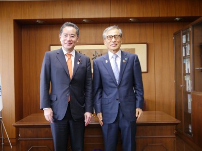 INOUE Shinji, Minister for EXPO 2025 Osaka, Kansai, visits Osaka University