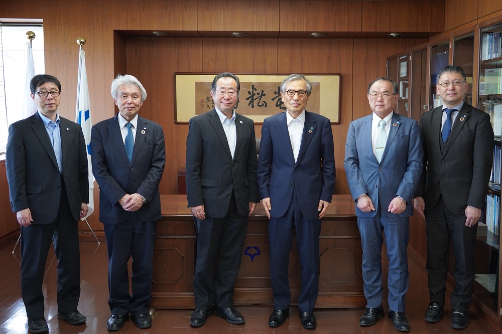 MEXT Vice Minister visits the Suita Campus