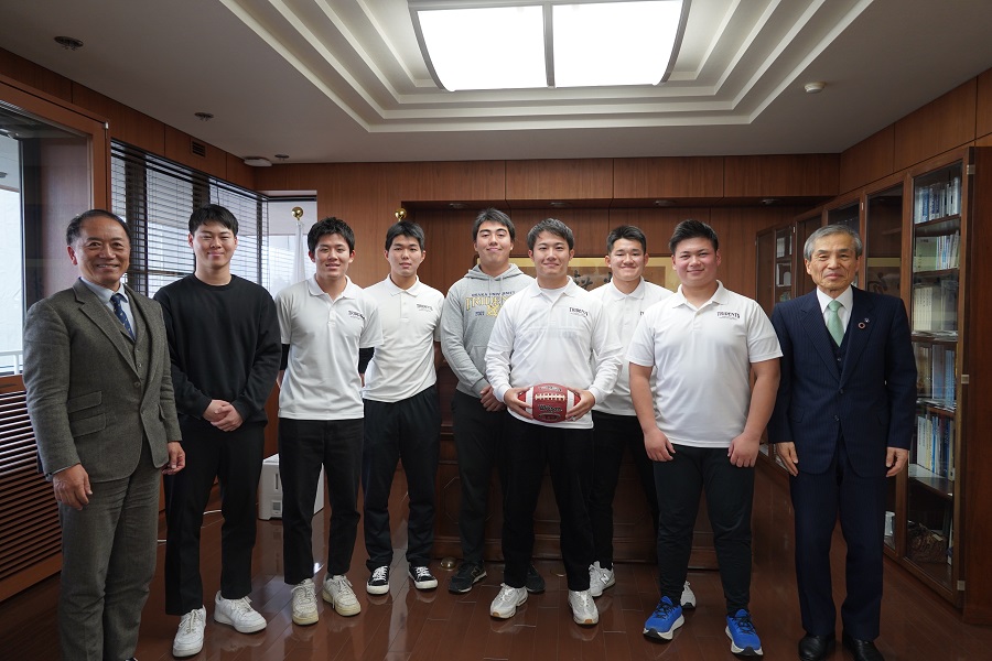 Osaka University Tridents American Football Team visits President Nishio