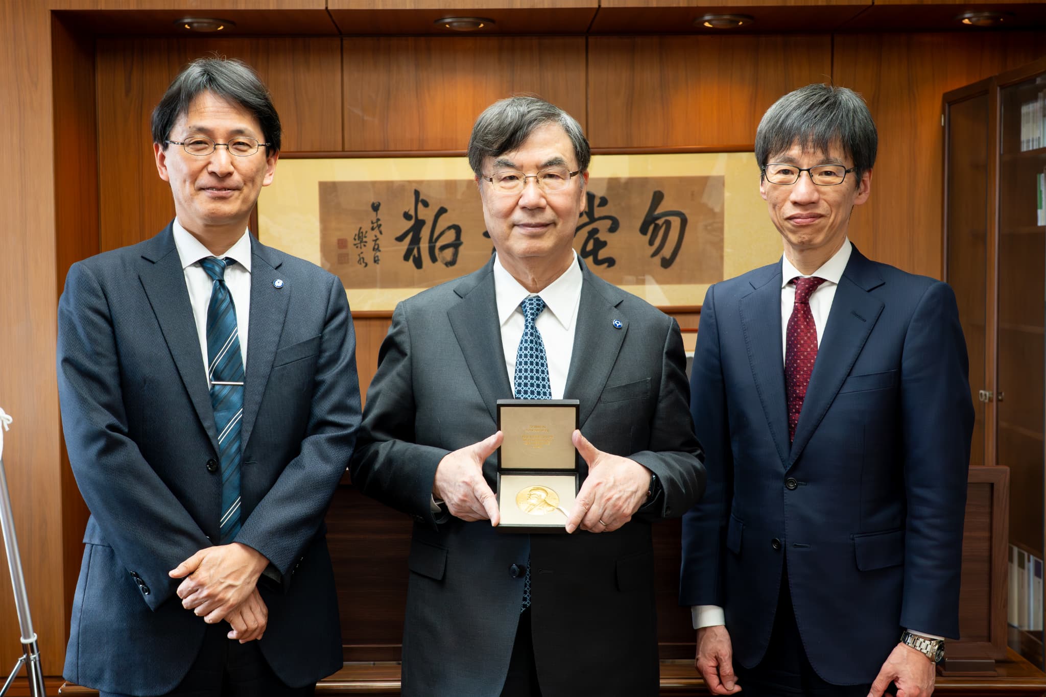 [Nobel Diary Epilogue] Distinguished Honorary Professor SAKAGUCHI Shimon Reports Nobel Prize Win to President KUMANOGOH Atsushi