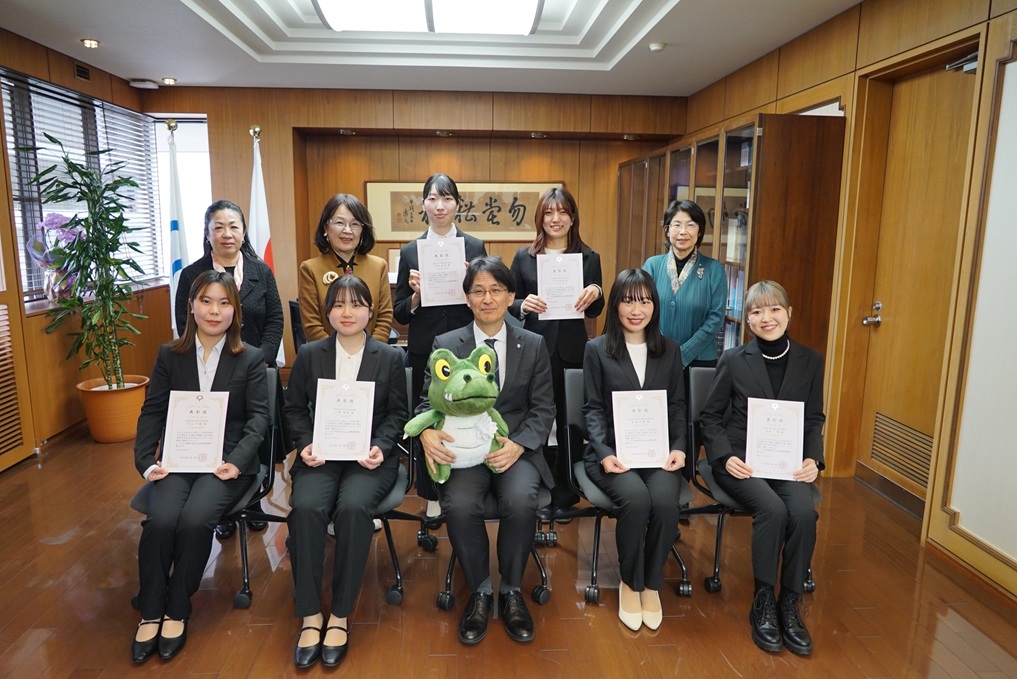 Ceremony held for UOsaka asiam Activity Contributions Awardees