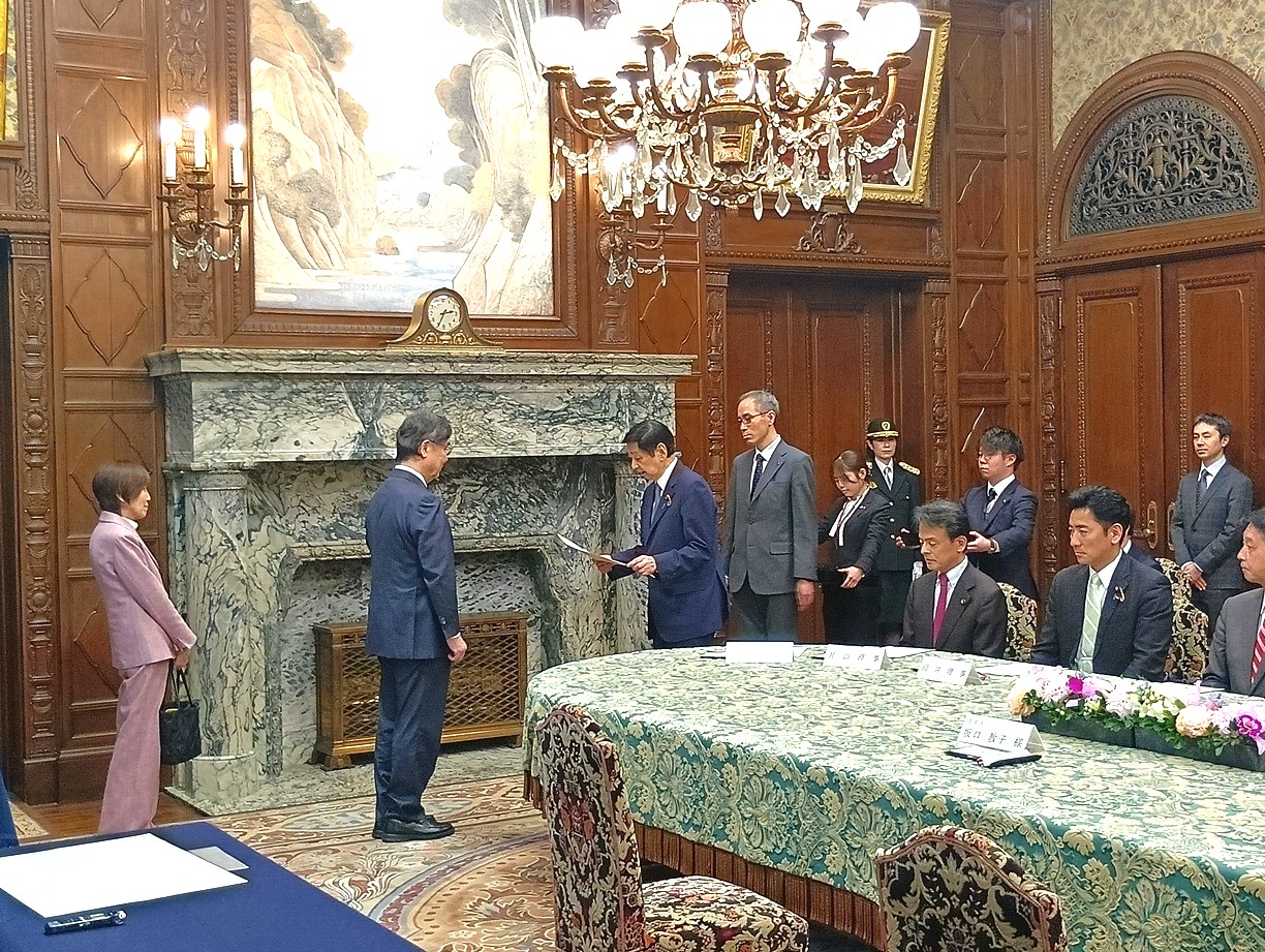 Distinguished Honorary Professor SAKAGUCHI Shimon participated in the celebratory events held by the House of Representatives and the House of Councillors in honor of the Nobel Prize