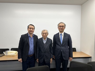 伊藤先生、森川先生と科技省室長.jfif