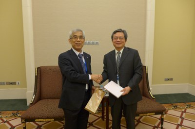 楊忠南京大学副学長（右）と岡村理事・副学長