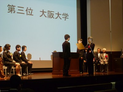 賞状授与（大阪）