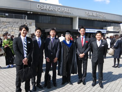 卒業式（総長と１）