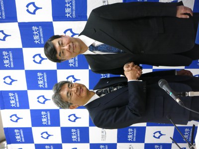 総長と握手
