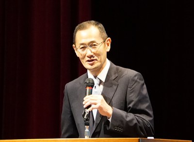 講演中の山中先生２