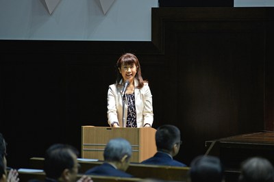 総合司会の関純子・関西テレビ放送アナウンサー