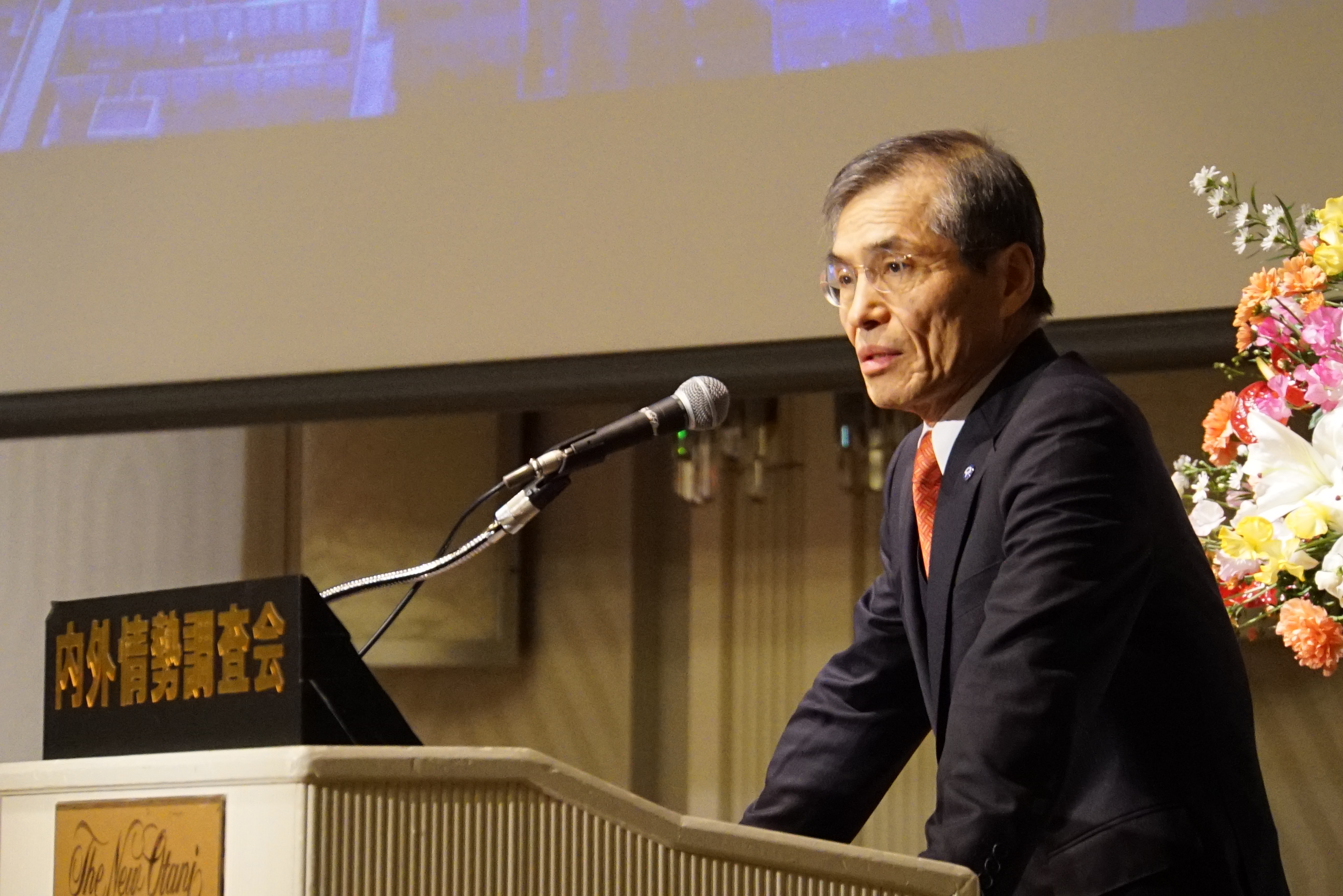 西尾総長が内外情勢調査会大阪支部懇談会で講演を行いました