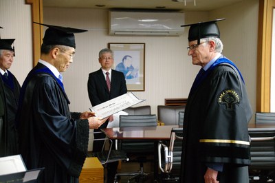 名誉学位記授与式a