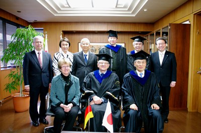 名誉学位記授与式c