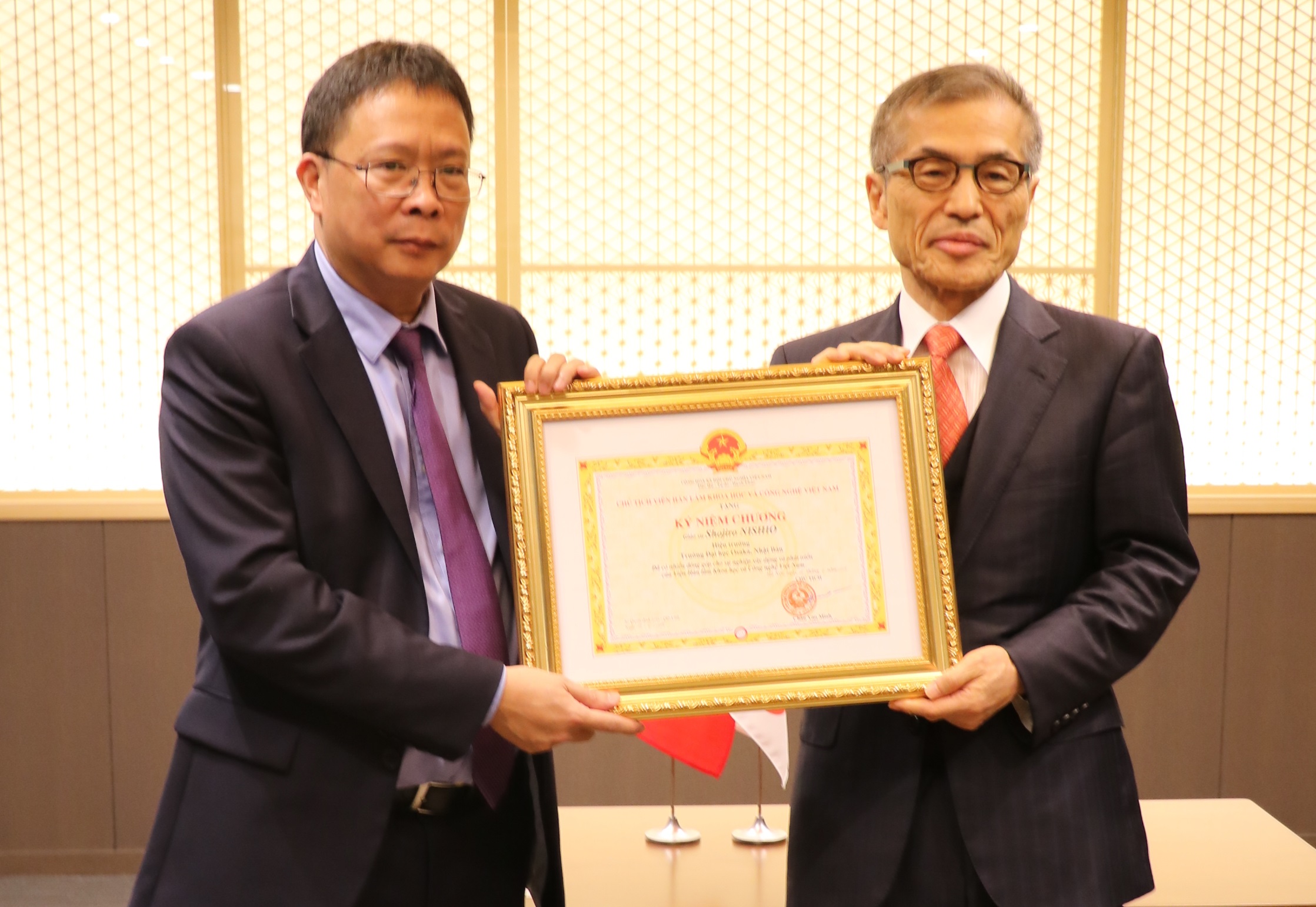 ベトナム科学技術アカデミー（VAST）より西尾総長へ勲章が授与