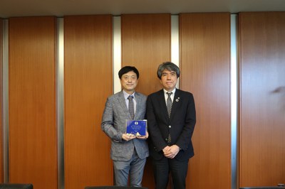 李　守宰 教授 及び Jung Keun Ahn教授への「Osaka University Global Alumni Fellow」授与式を執り行いました