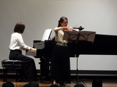 斎藤恵美氏、茅野瑞季氏のピアノ、バイオリンの演奏.JPG