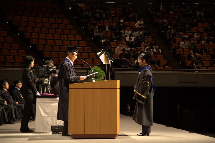 本日、大阪大学を卒業・修了された皆さんへ 〔令和４年度卒業式・ 大学院学位記授与式挙行〕