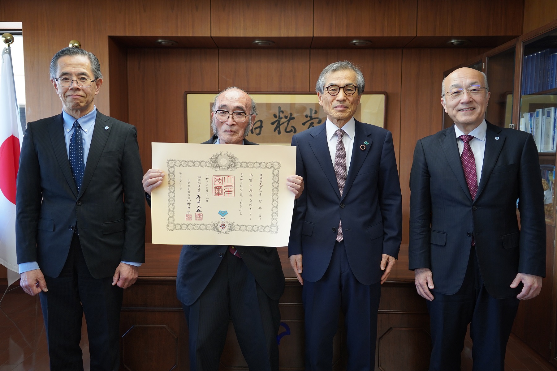 総長室にて吉野勝美名誉教授に瑞宝中綬章を伝達