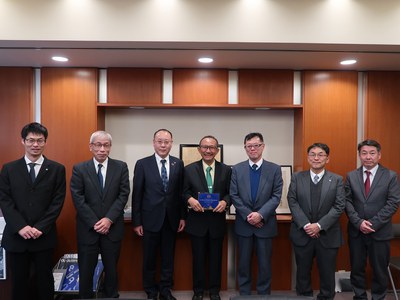 （左から）本田教授、藤山センター長、田中理事、Irfan教授、福﨑教授、大政教授、藤田拠点長.JPG