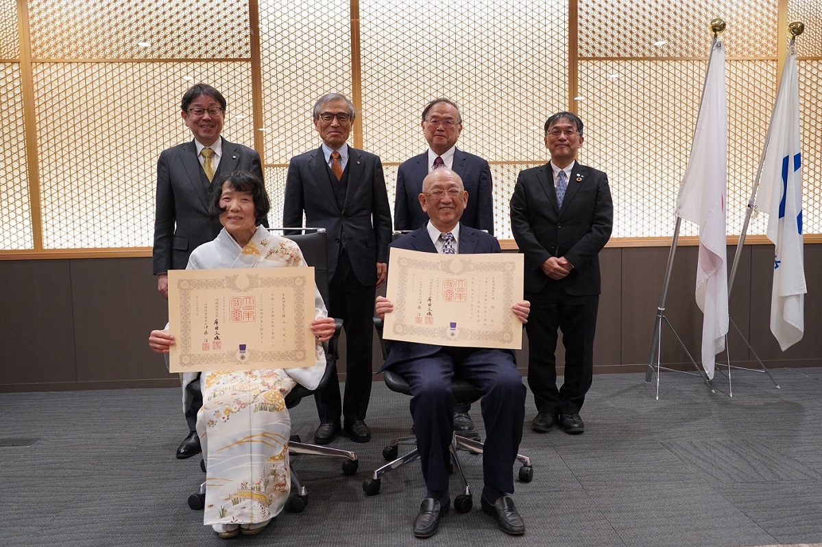 紺綬褒章伝達式を執り行いました