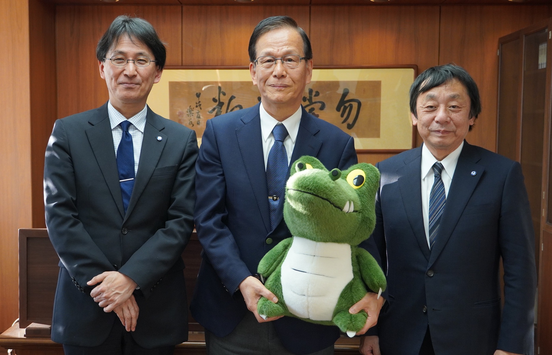 審良静男先生が2026 Japan Prize(日本国際賞)受賞を熊ノ郷淳総長に報告しました