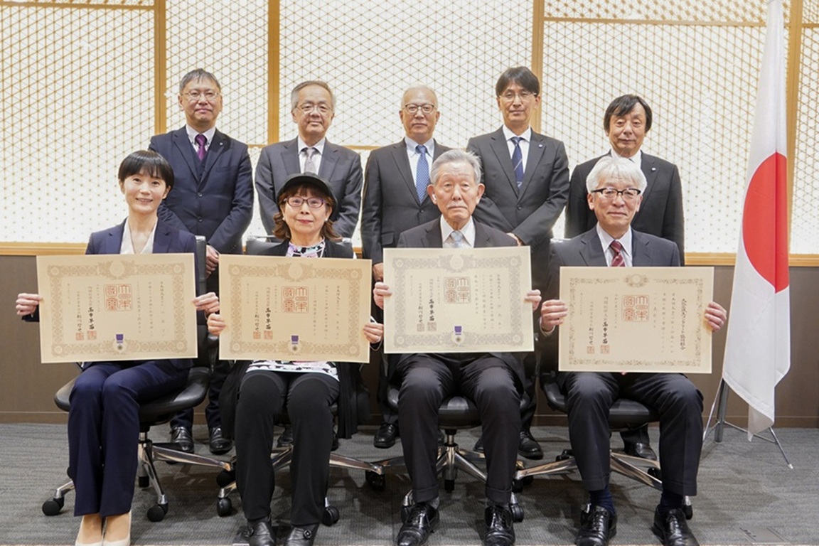 紺綬褒章伝達式を執り行いました