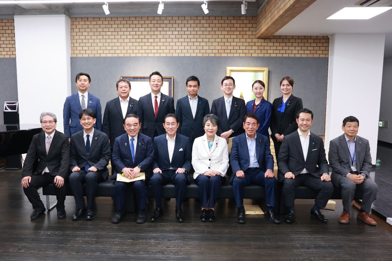 自由民主党「核融合エネルギー(フュージョンエネルギー)推進議員連盟」がレーザー科学研究所を視察しました