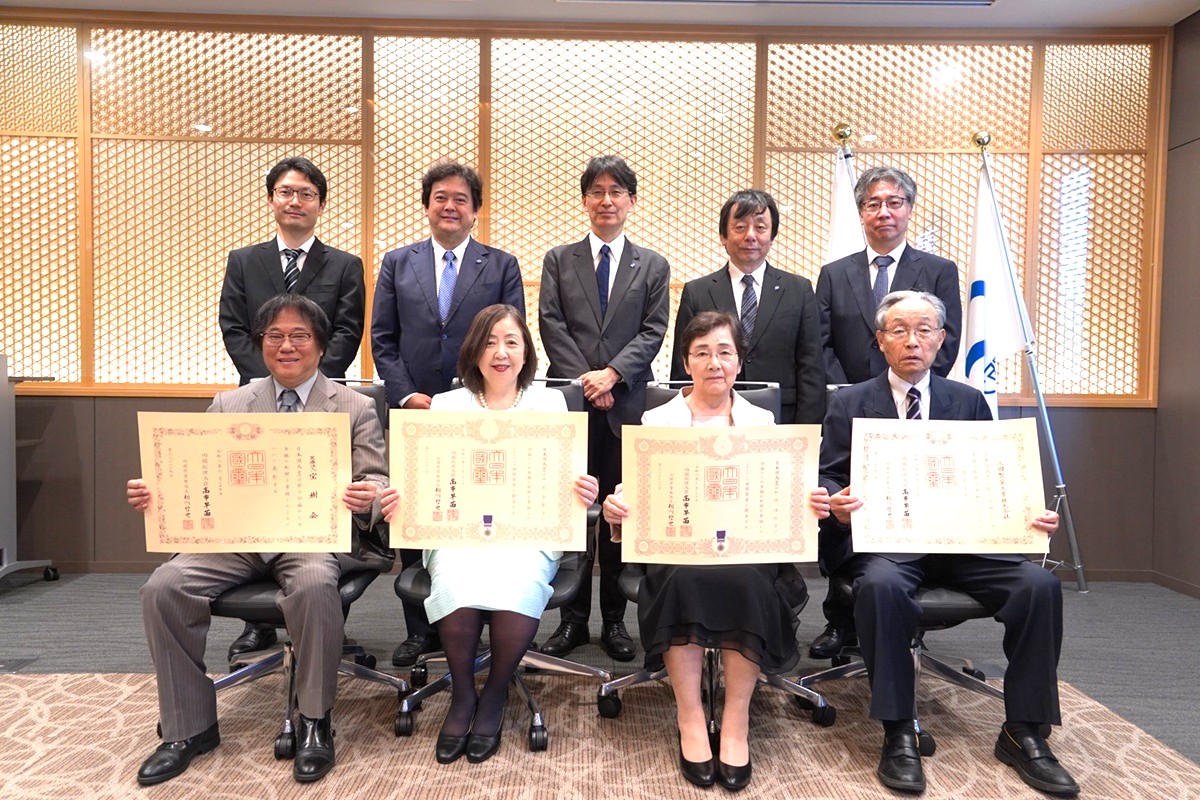 紺綬褒章伝達式を執り行いました